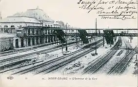 La gare, avant 1915. On distingue à gauche le bâtiment de la gare, dans sa version de 1910.