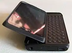 Nokia E7, un clavier QWERTY qui s'incline vers le haut.