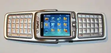 Nokia E70, forme inhabituelle candybar/flip avec un clavier QWERTY.
