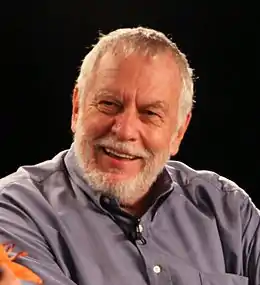 Photo de Nolan Bushnell, souriant.