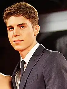 Nolan Gerard Funk interprète Van.