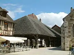 Halles du XIVe siècle.