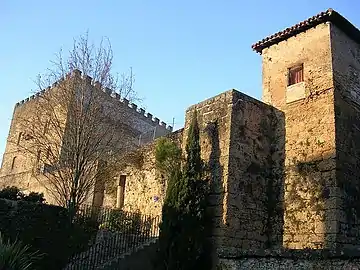 Tours des remparts près du donjon Lacataye