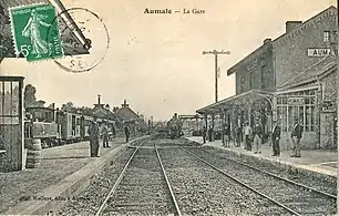 À gauche, un train du chemin de fer secondaire vers Amiens et, à droite, un train de la Compagnie du Nord vers Le Tréport.