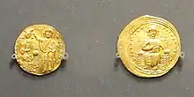 Photographie du revers et de l'avers d'une pièce en or présentant le buste de l'empereur