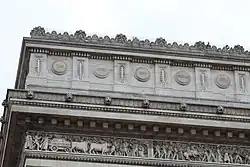 Noms de batailles sur l'Arc de Triomphe de Paris, surmontant une frise de François Rude.