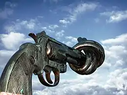 Le pistolet noué, exposé à Malmö en Suède.