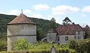 Le château et sa tour-pîgeonnier.