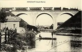 Le viaduc sur le rongeant sur lequel passe un train à vapeur de la ligne de Jessains à Sorcy.