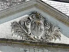 Le fronton de la façade ouest.