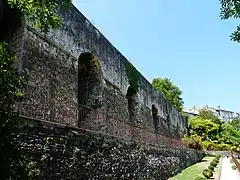 Le jardin des Arts au pied des soubassements du château.