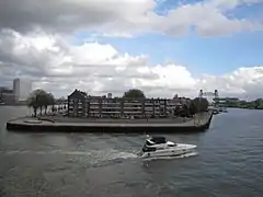 Île Noordereiland photographiée à sa pointe sud (du pont Érasmus), avec le quartier Feijenoord à droite et l'avenue des Boompjes et le centre-ville, à gauche.