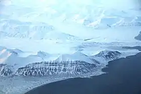 Vue aérienne vers l'est de la montagne d'Ingeborgfjellet (premier plan), du glacier et de la plaine de Berzeliusdalen.