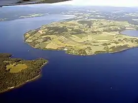 Frognøya (à gauche), péninsule de Røyse (à droite)