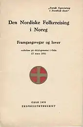 Couverture d'un livre en norvégien, avec pour seule décoration une croix d'or sur fond rouge au centre.