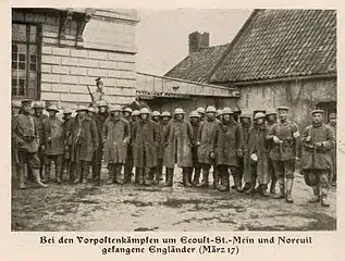 Soldats allemands à Noreuil avant la destruction du village en mars 1917.