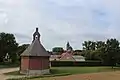 La chapelle des Sept-Douleurs et, en arrière-plan, l'église.