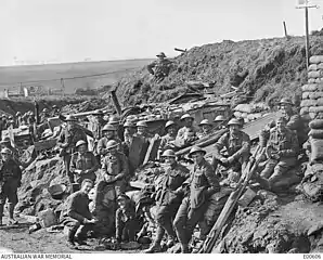 Soldats australiens en position  dans le village en 1917.