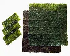 Feuilles grillées de nori utilisées pour envelopper les sushi (Porphyra sp.)