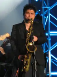 Un homme japonais jouant du saxophone.