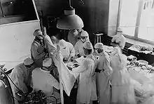 Béthune assiste à une opération, hôpital royal Victoria, 1933