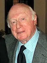 Norman Lloyd (2007) joue le rôle de M. Nolan.