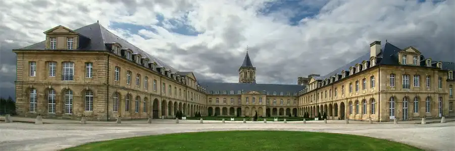 Les bâtiments conventuels de l'abbaye aux Dames, ancien siège du conseil régional de Basse-Normandie et hôtel de région de la Normandie.