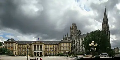 Église abbatiale et ancien dortoir des moines devenu l'actuel hôtel de ville de Rouen.