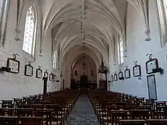 Église Saint-Vaast, la nef avec les stations du chemin de croix.