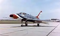 Un F-100D aux couleurs des Thunderbirds, patrouille acrobatique de l'US Air Force, au musée national de l'US Air Force à Dayton, Ohio (USA). Video