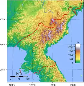 Carte topographique de la Corée du Nord montrant les Alpes de Corée entre la frontière avec la Chine et l'isthme de Corée.