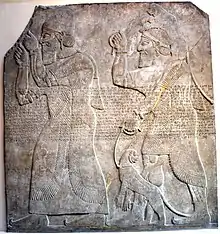 Bas-relief de la salle du trône du Palais nord-ouest de Nimroud : porteurs de tribut de Syrie du Nord et de Phénicie. British Museum.
