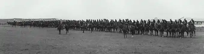 Agents de la Police montée du Nord-Ouest, lors d'une visite royale, 1901.