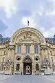 Le portail d'entrée nord avec Louis XIV en cavalier sur le fronton.