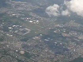 Vue aérienne de l'aéroport en 2012.