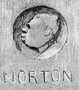 Détail de la caricature précédente montrant le profil et le nom de Norton sur le piédestal.