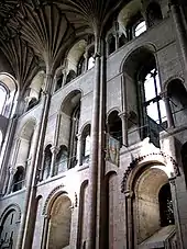 Des galeries de circulation au deuxième et troisième niveaux du transept de la cathédrale de Norwich, Angleterre. fin XIe siècle.