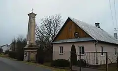 Obélisque de 1925 sculpté dans la pierre