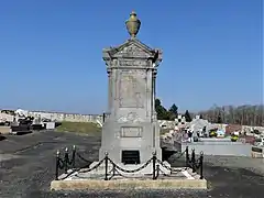 Le monument aux morts, dans le cimetière communal.