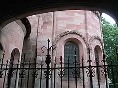 Arcatures à billettes du chevet de l'église Notre-Dame de Galilée depuis la porte en fer forgé du cloître.