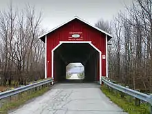 Vue de la route qui traverse le pont l'automne sans feuille dans les arbres