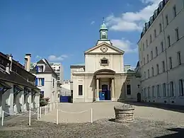 La chapelle Notre-Dame-de-la-Paix avec le cimetière à gauche.