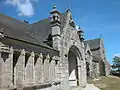 Façade  nord de l'abbatiale et cour de l’abbaye