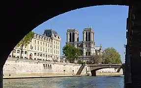 Notre-Dame de Paris et le Petit-Pont depuis le pont Saint-Michel.