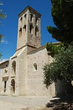 Le clocher, le transept et le chevet.