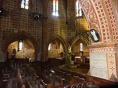 La nef vue d'une chapelle.