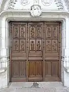 La porte d'entrée avec les douze apôtres sculptés.