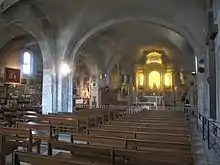 L'intérieur de l'église avec ses deux nefs.