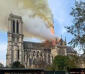 Après trente minutes d'incendie, toiture et flèche sont embrasées à 19 h 17.