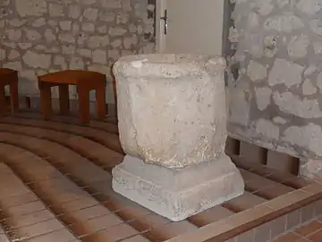 Les fonts baptismaux de Notre-Dame-de-Buze dans l'église Saint-Cyr-et-Sainte-Julitte des Mathes, Charente-Maritime.